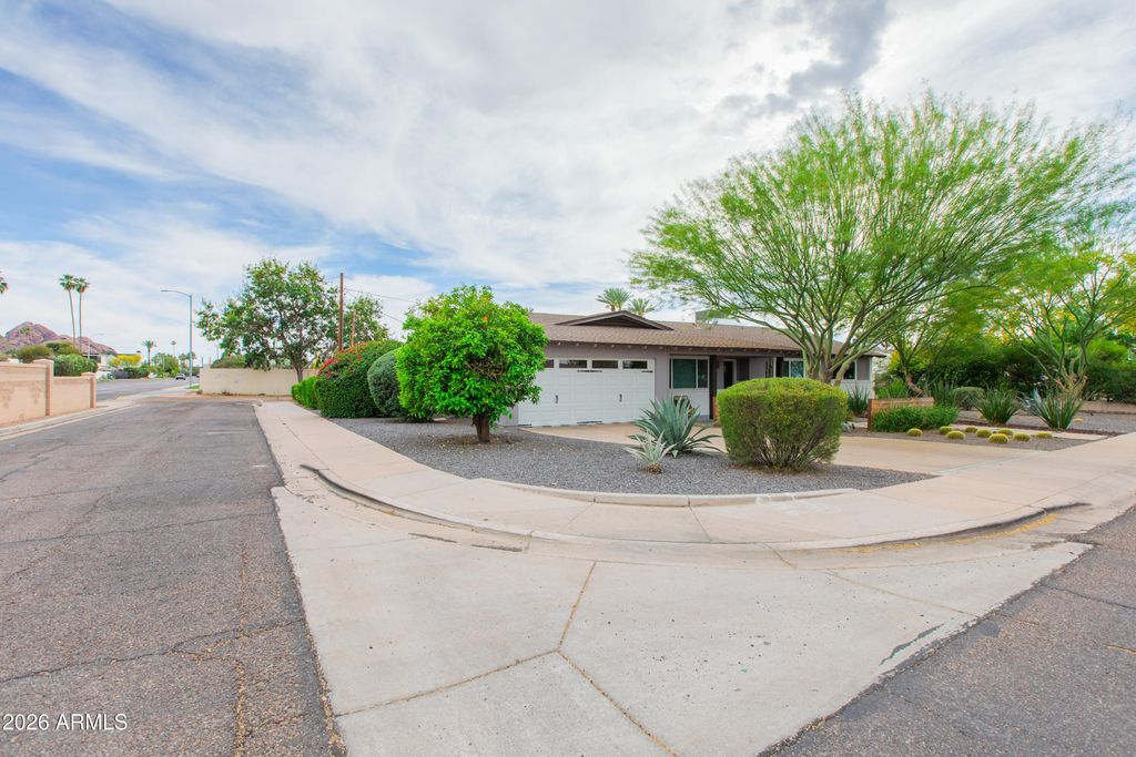 Image 3 of property listing at 5541 E CHEERY LYNN Road, Phoenix, AZ 85018