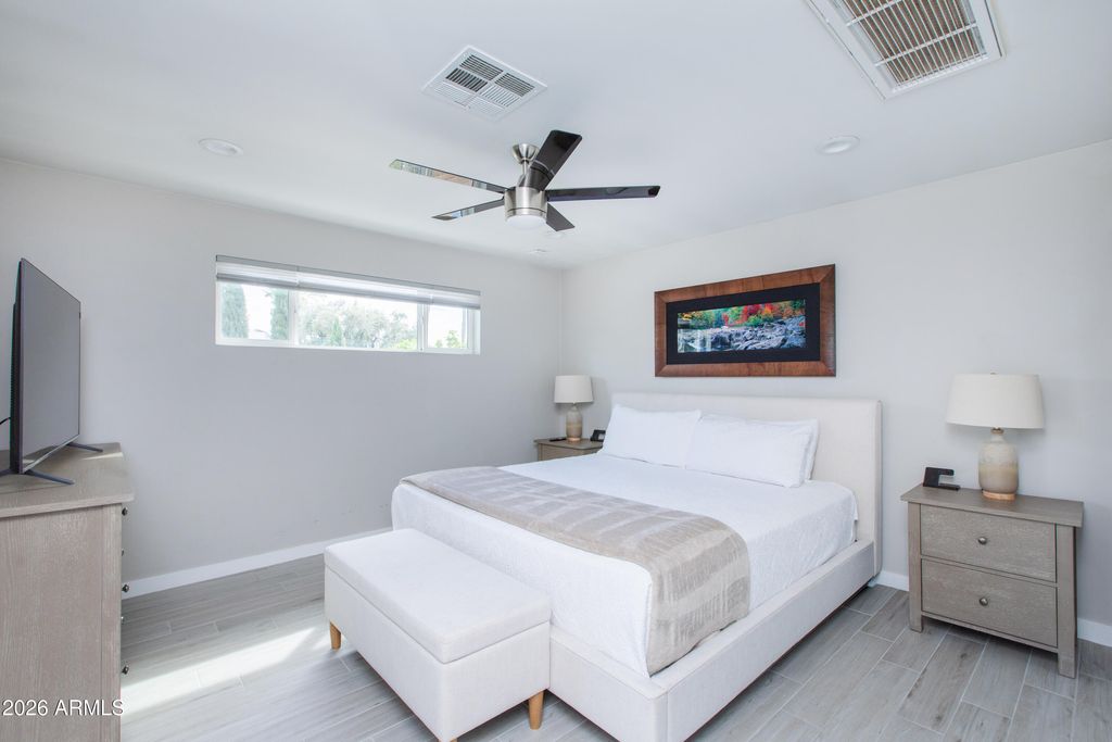 Image 30 of property listing at 5541 E CHEERY LYNN Road, Phoenix, AZ 85018