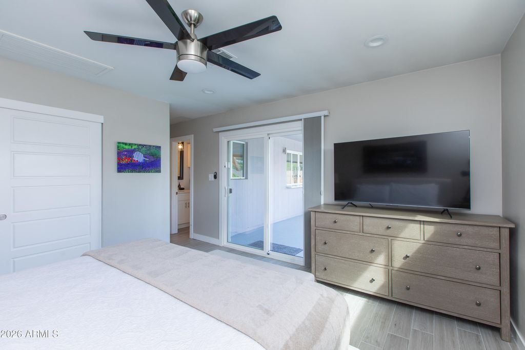 Image 31 of property listing at 5541 E CHEERY LYNN Road, Phoenix, AZ 85018