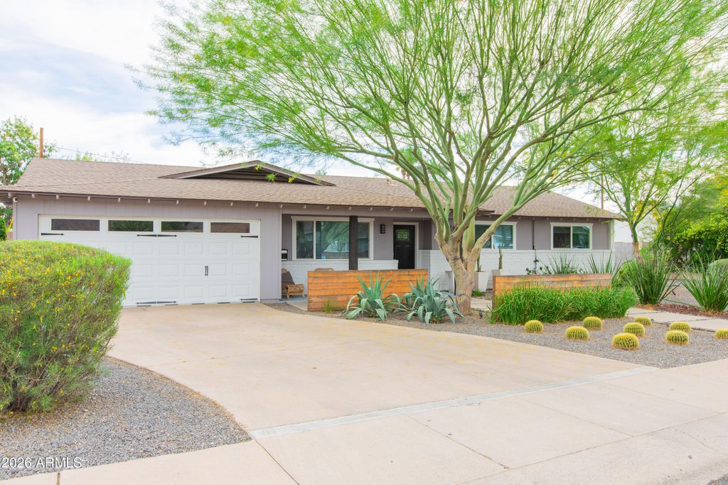 Image 5 of property listing at 5541 E CHEERY LYNN Road, Phoenix, AZ 85018