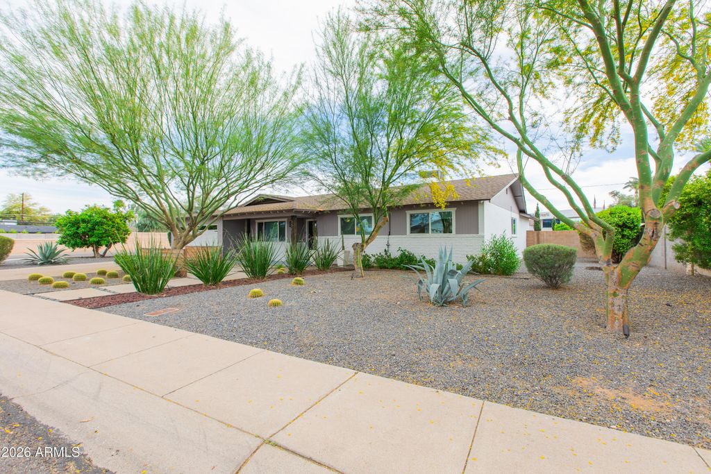 Image 6 of property listing at 5541 E CHEERY LYNN Road, Phoenix, AZ 85018