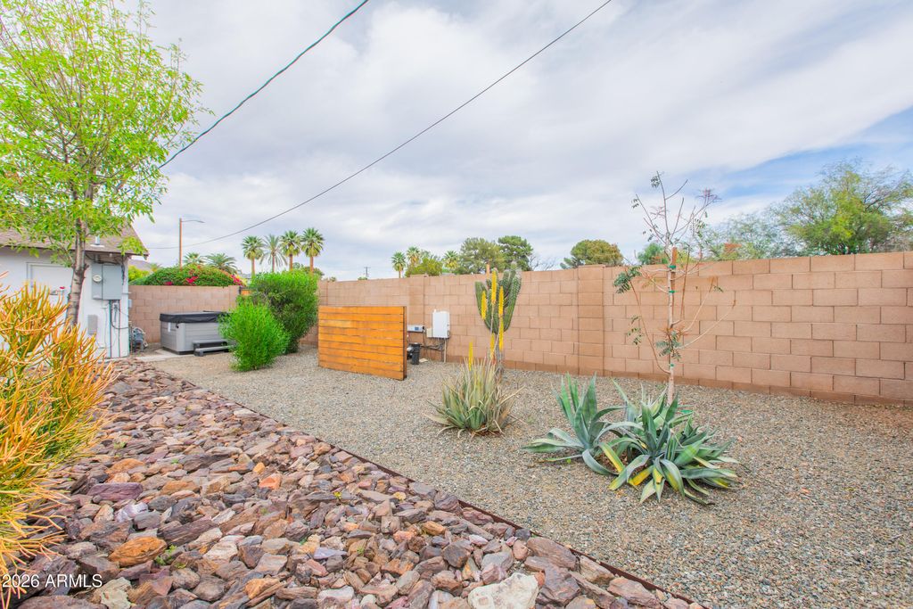 Image 68 of property listing at 5541 E CHEERY LYNN Road, Phoenix, AZ 85018