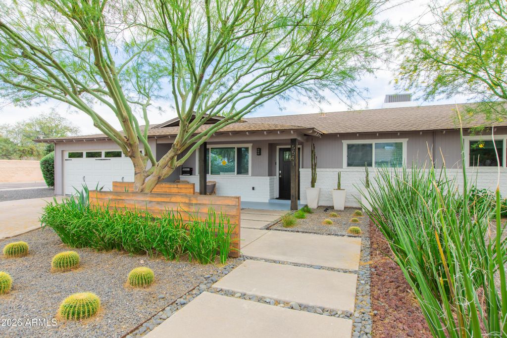 Image 7 of property listing at 5541 E CHEERY LYNN Road, Phoenix, AZ 85018