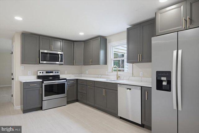 6 BLACK RD, New Castle, DE 19720