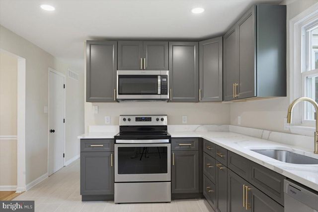 6 BLACK RD, New Castle, DE 19720