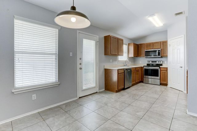 211 Hyltin ST, Hutto, TX 78634