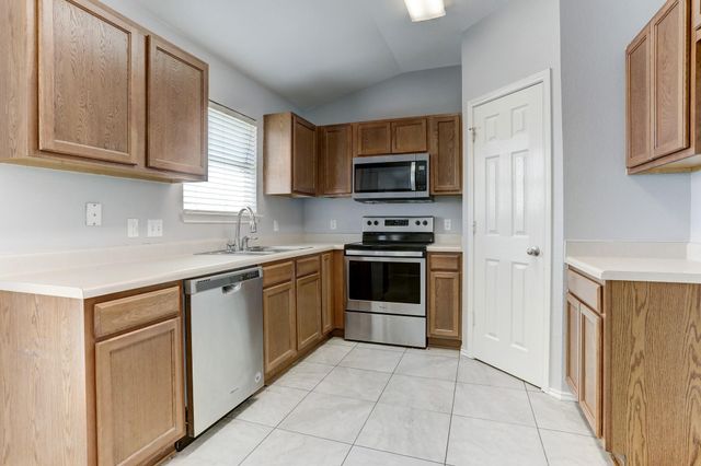 211 Hyltin ST, Hutto, TX 78634