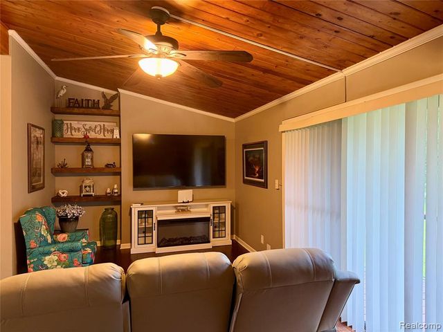 29589 Jefferson Avenue 15, Gibraltar, MI 48173