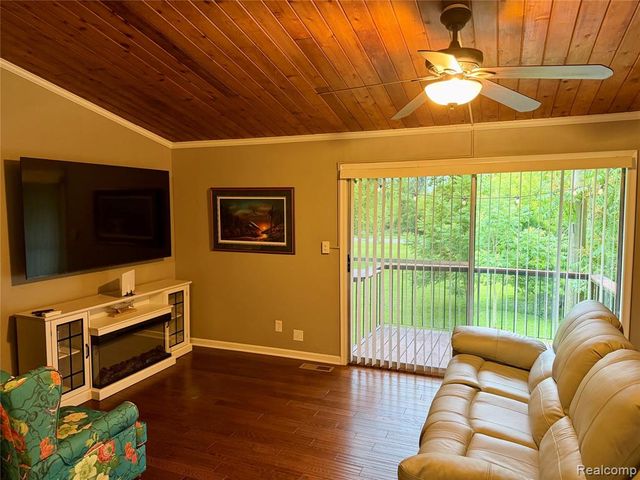 29589 Jefferson Avenue 15, Gibraltar, MI 48173