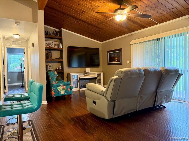 29589 Jefferson Avenue 15, Gibraltar, MI 48173