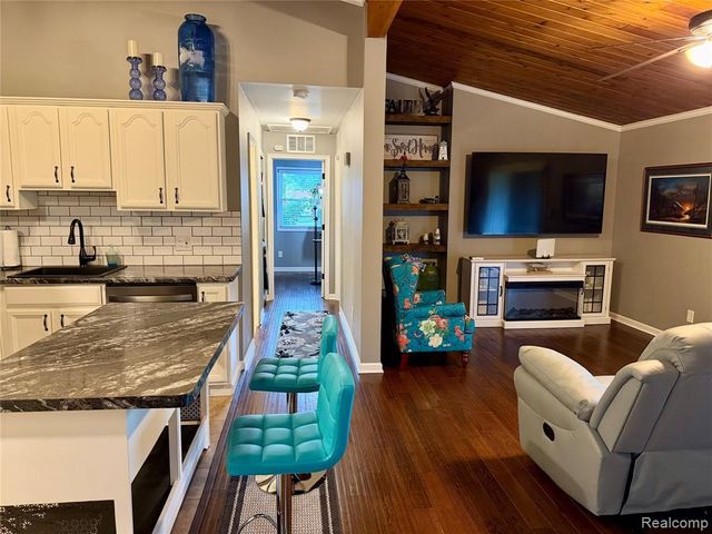 29589 Jefferson Avenue 15, Gibraltar, MI 48173