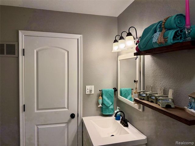 29589 Jefferson Avenue 15, Gibraltar, MI 48173