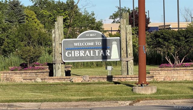 29589 Jefferson Avenue 15, Gibraltar, MI 48173