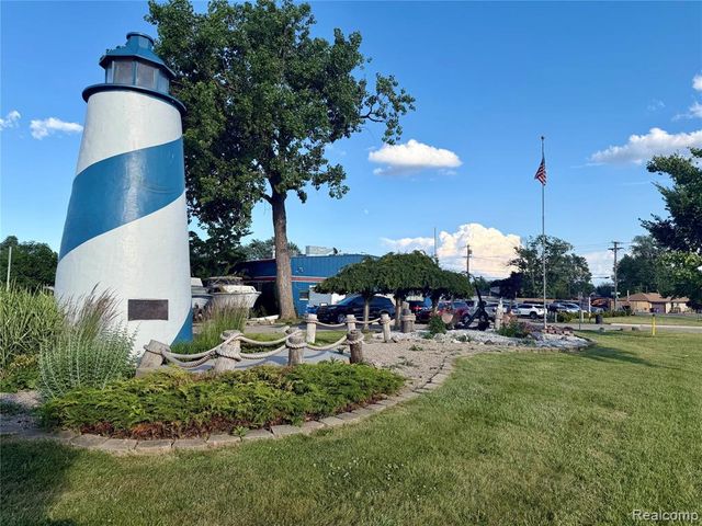 29589 Jefferson Avenue 15, Gibraltar, MI 48173