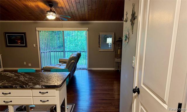 29589 Jefferson Avenue 15, Gibraltar, MI 48173