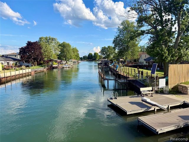 29589 Jefferson Avenue 15, Gibraltar, MI 48173