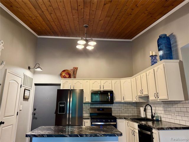 29589 Jefferson Avenue 15, Gibraltar, MI 48173