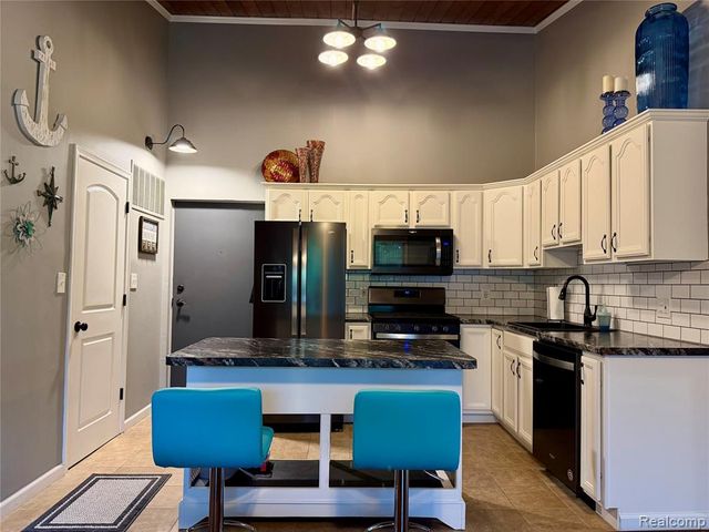 29589 Jefferson Avenue 15, Gibraltar, MI 48173