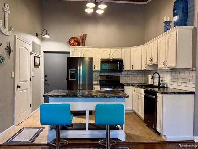 29589 Jefferson Avenue 15, Gibraltar, MI 48173