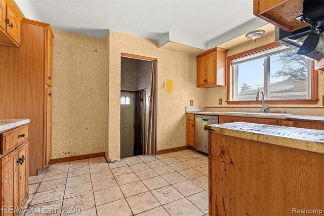 29570 Rosemont Street, Roseville, MI 48066