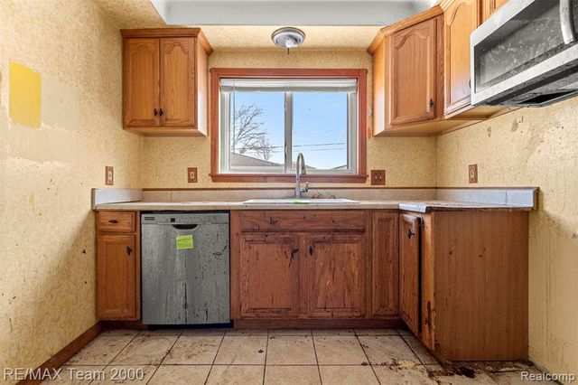 29570 Rosemont Street, Roseville, MI 48066