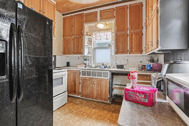 909 Clinton Avenue, Kalamazoo, MI 49001