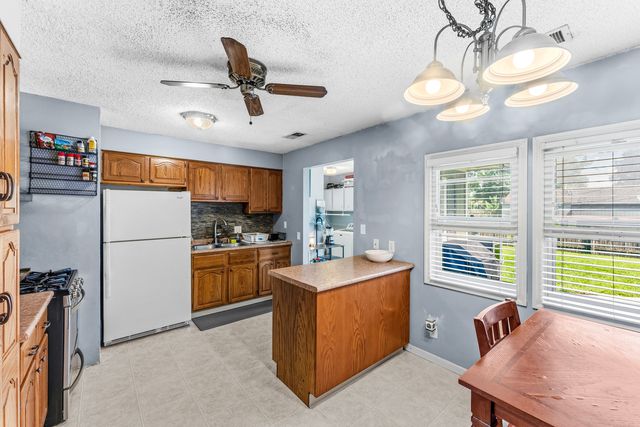 2714 W 70th Street, Davenport, IA 52806