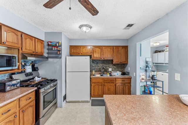 2714 W 70th Street, Davenport, IA 52806