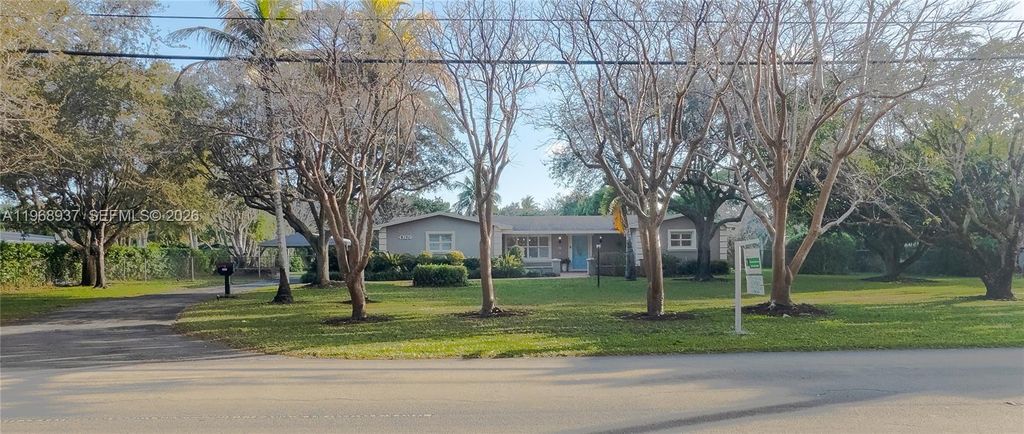 Image 4 of property listing at 9350 SW 120th St, Miami, FL 33176