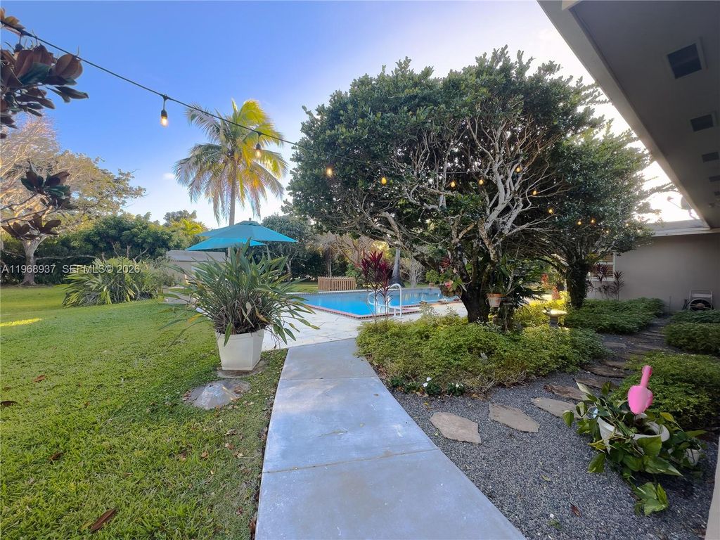 Image 43 of property listing at 9350 SW 120th St, Miami, FL 33176