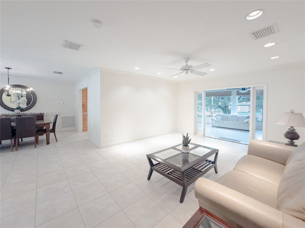 Image 7 of property listing at 9350 SW 120th St, Miami, FL 33176