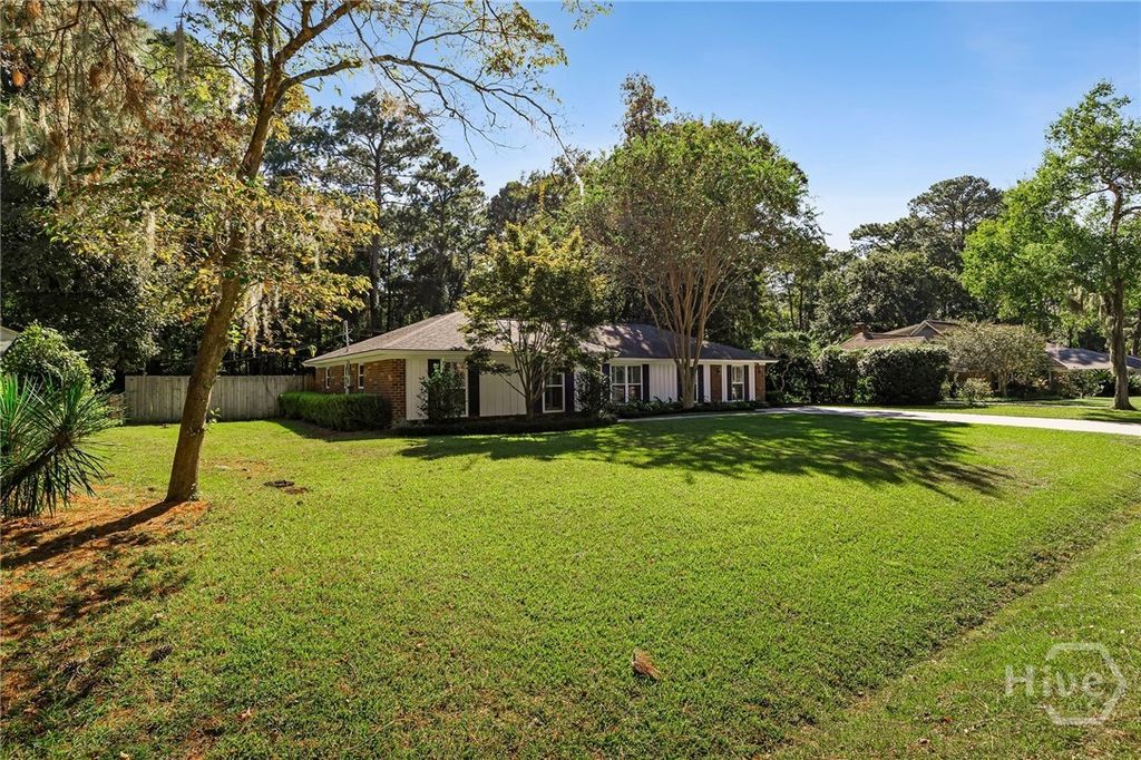 Image 2 of property listing at 614 Suncrest Boulevard, Savannah, GA 31410