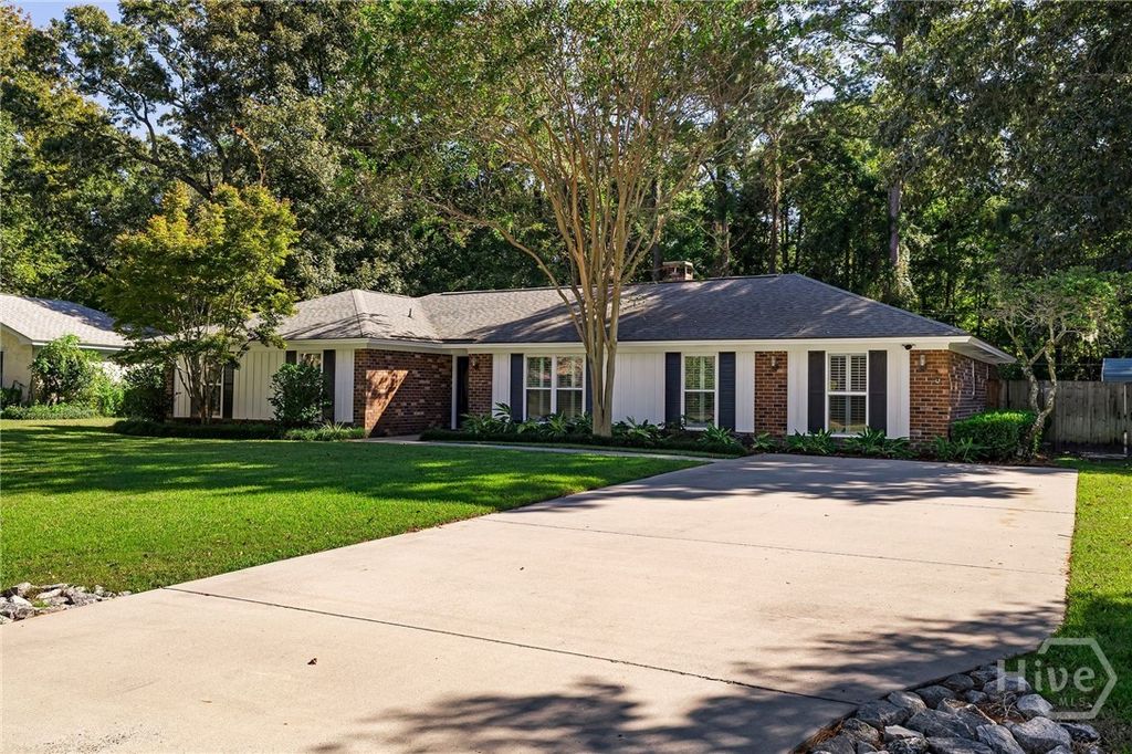 Image 3 of property listing at 614 Suncrest Boulevard, Savannah, GA 31410