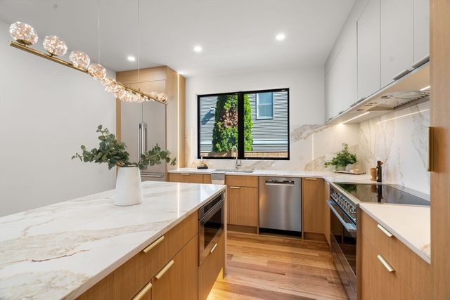 28 Keefe Ave 28, Newton, MA 02464