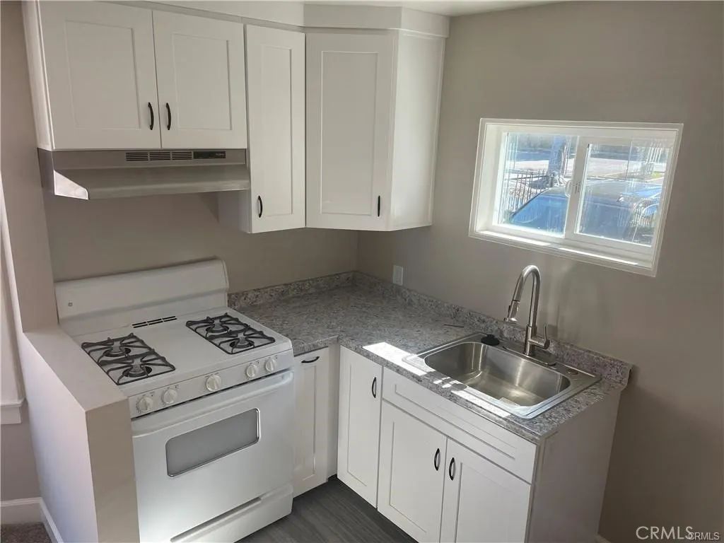 Image 20 of property listing at 901 E 42nd, Los Angeles, CA 90011