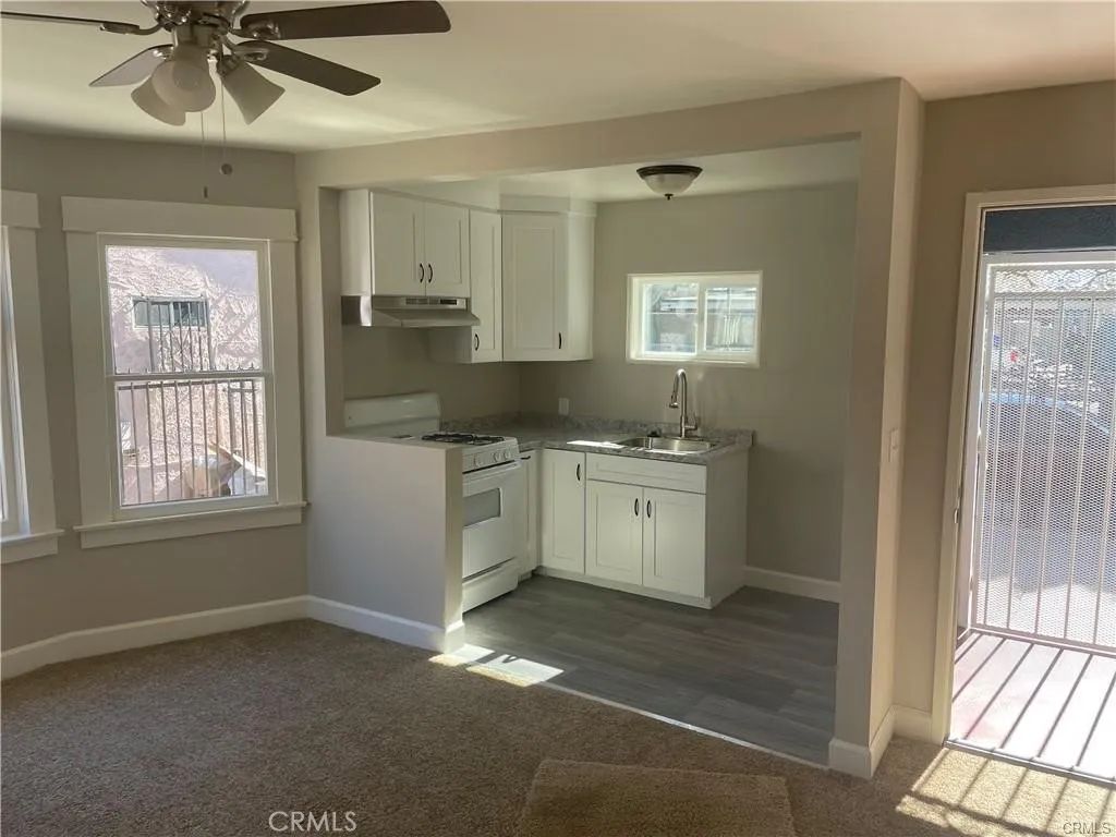 Image 21 of property listing at 901 E 42nd, Los Angeles, CA 90011