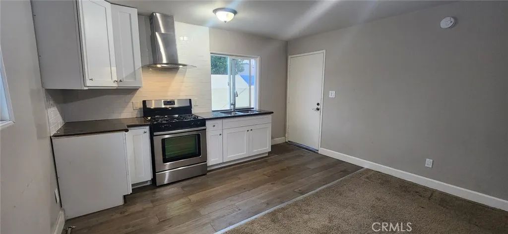 Image 4 of property listing at 901 E 42nd, Los Angeles, CA 90011