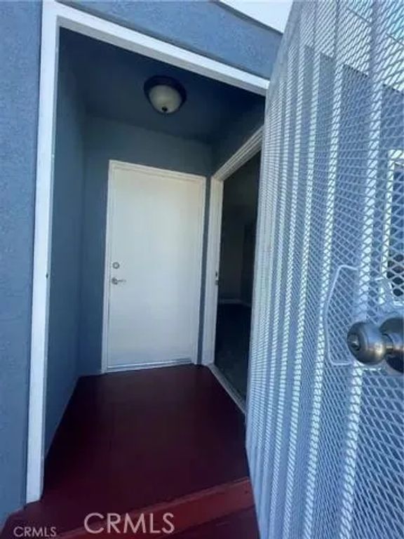 Image 6 of property listing at 901 E 42nd, Los Angeles, CA 90011
