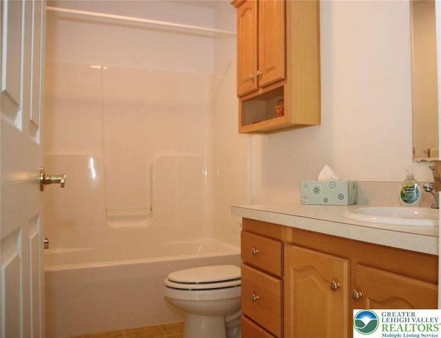 712 winterthur, Forks Twp, PA 18040
