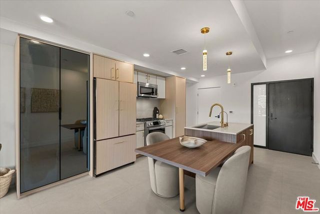 1257 N Sweetzer Avenue 202, West Hollywood, CA 90069
