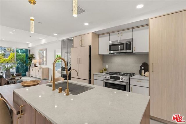 1257 N Sweetzer Avenue 202, West Hollywood, CA 90069