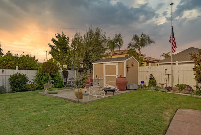 2382 20th Avenue, Kingsburg, CA 93631