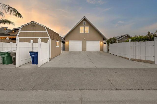 2382 20th Avenue, Kingsburg, CA 93631