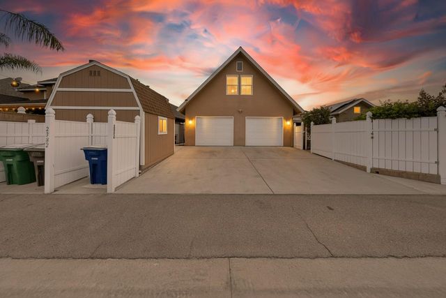 2382 20th Avenue, Kingsburg, CA 93631