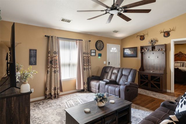 924 Guam Street, Tool, TX 75143