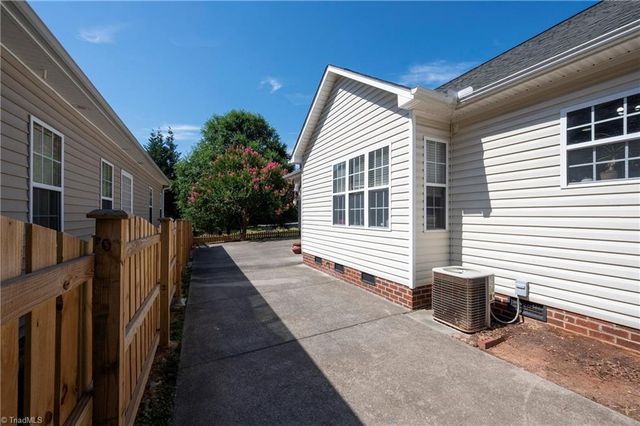 6648 Springfield Village Lane, Clemmons, NC 27012