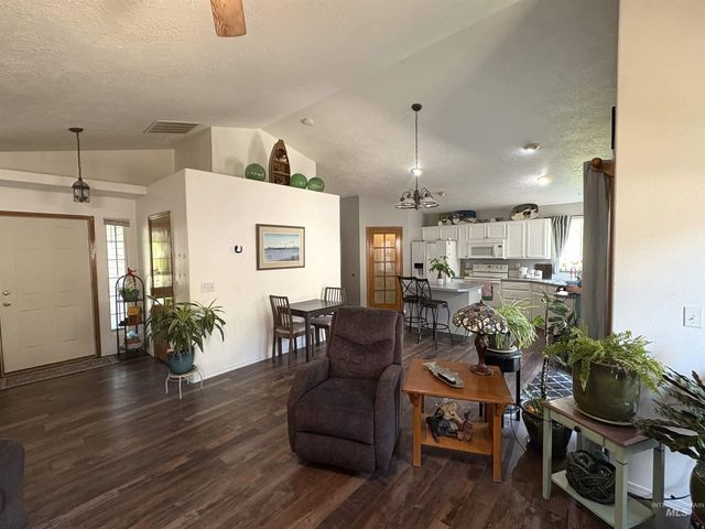 400 Farmall Way, Kuna, ID 83634