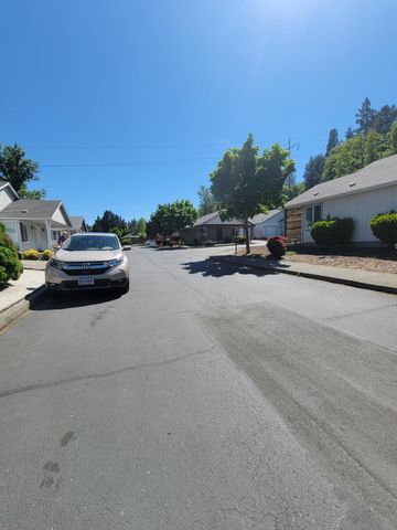 805 Bower Lane, Grants Pass, OR 97527