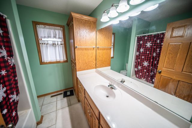 1002 Yorkshire Lane NW, Rochester, MN 55901