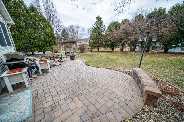 1002 Yorkshire Lane NW, Rochester, MN 55901